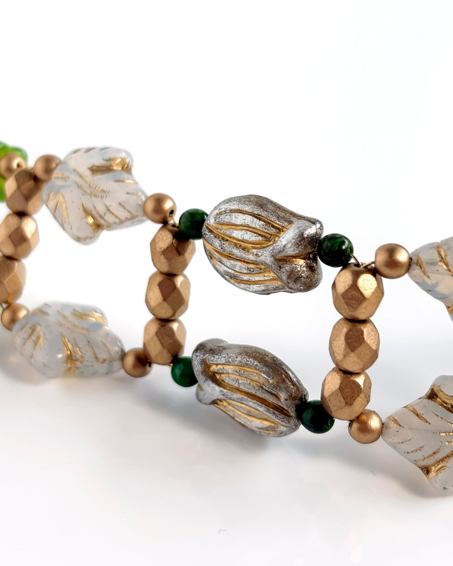 Choker Fiori verde menta con cristales y detalles dorados