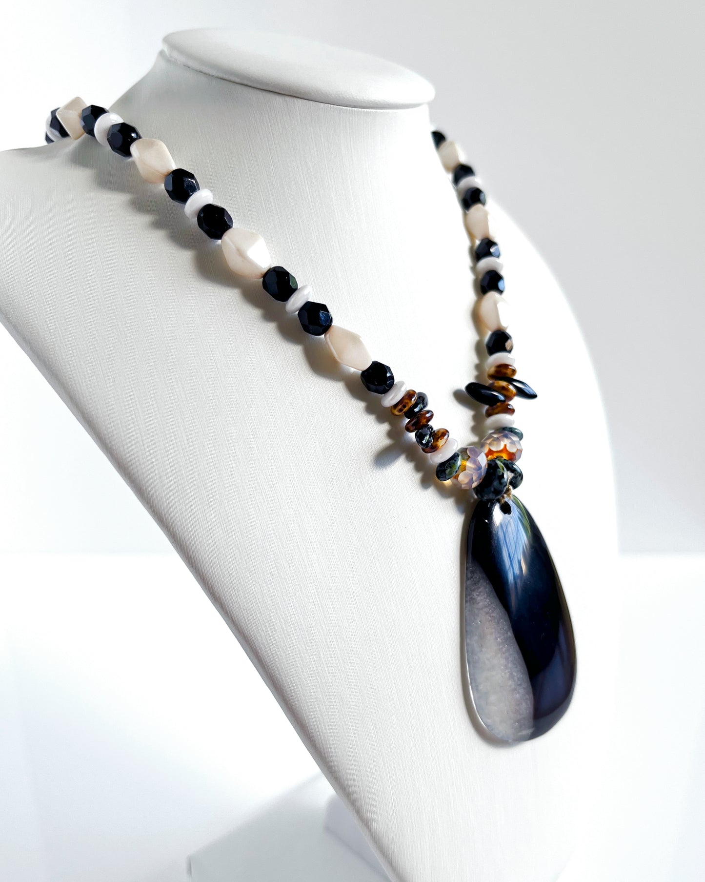 Collar colgante Ágata plana negra y blanca colección CALA TERRA