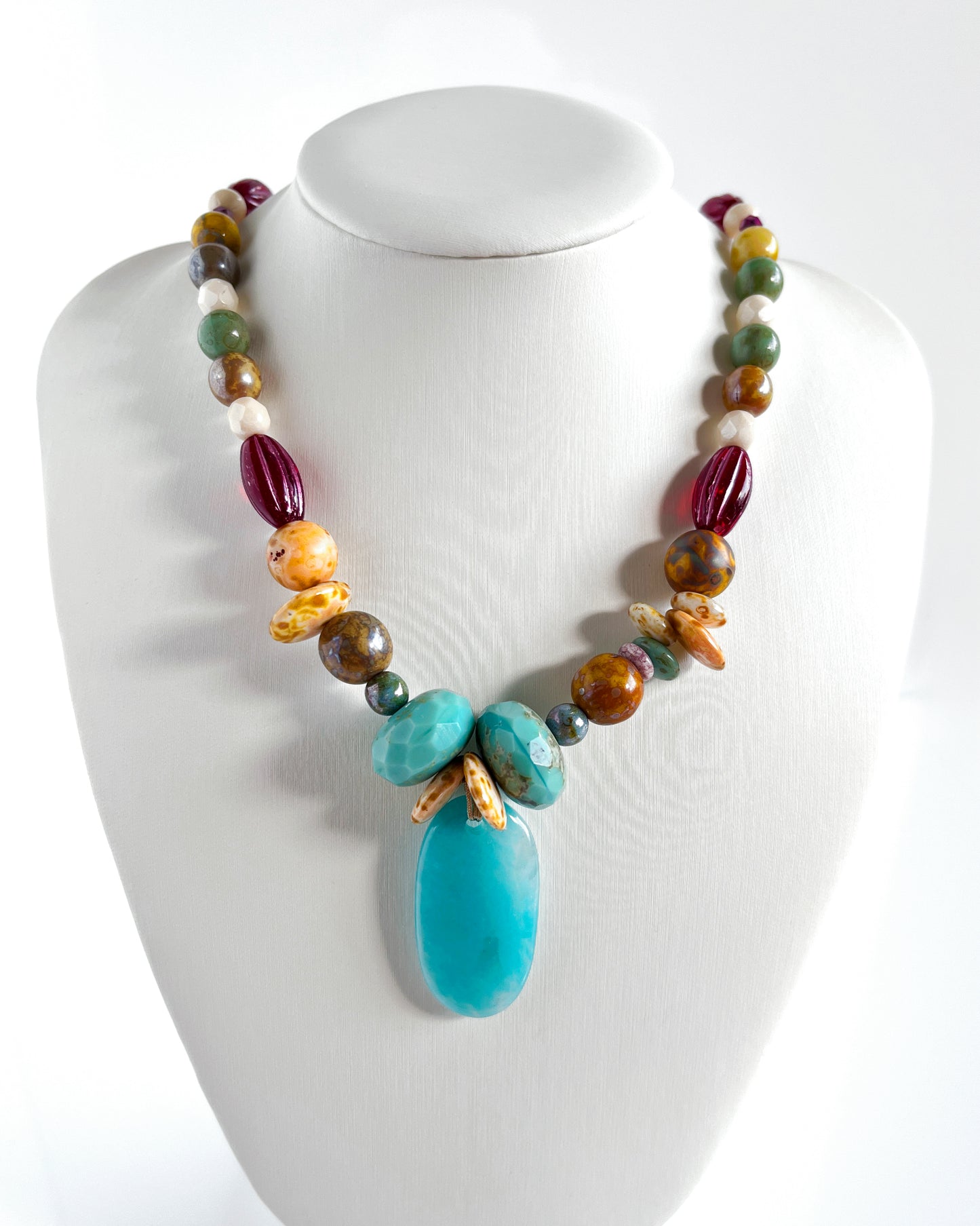 Collar colgante Amazonita y vidrio rosado colección CALA TERRA