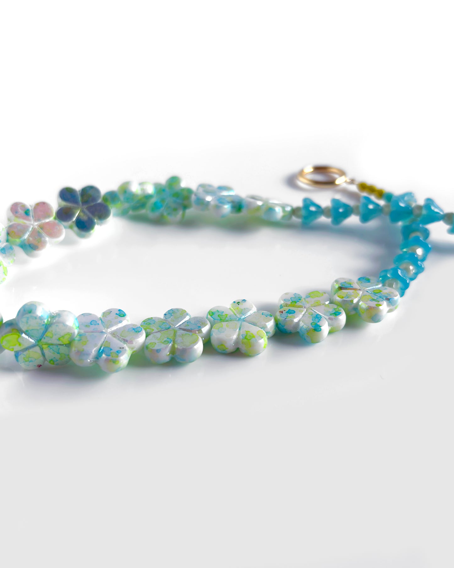 Collar-choker floral turquesa y verde agua efecto espejo
