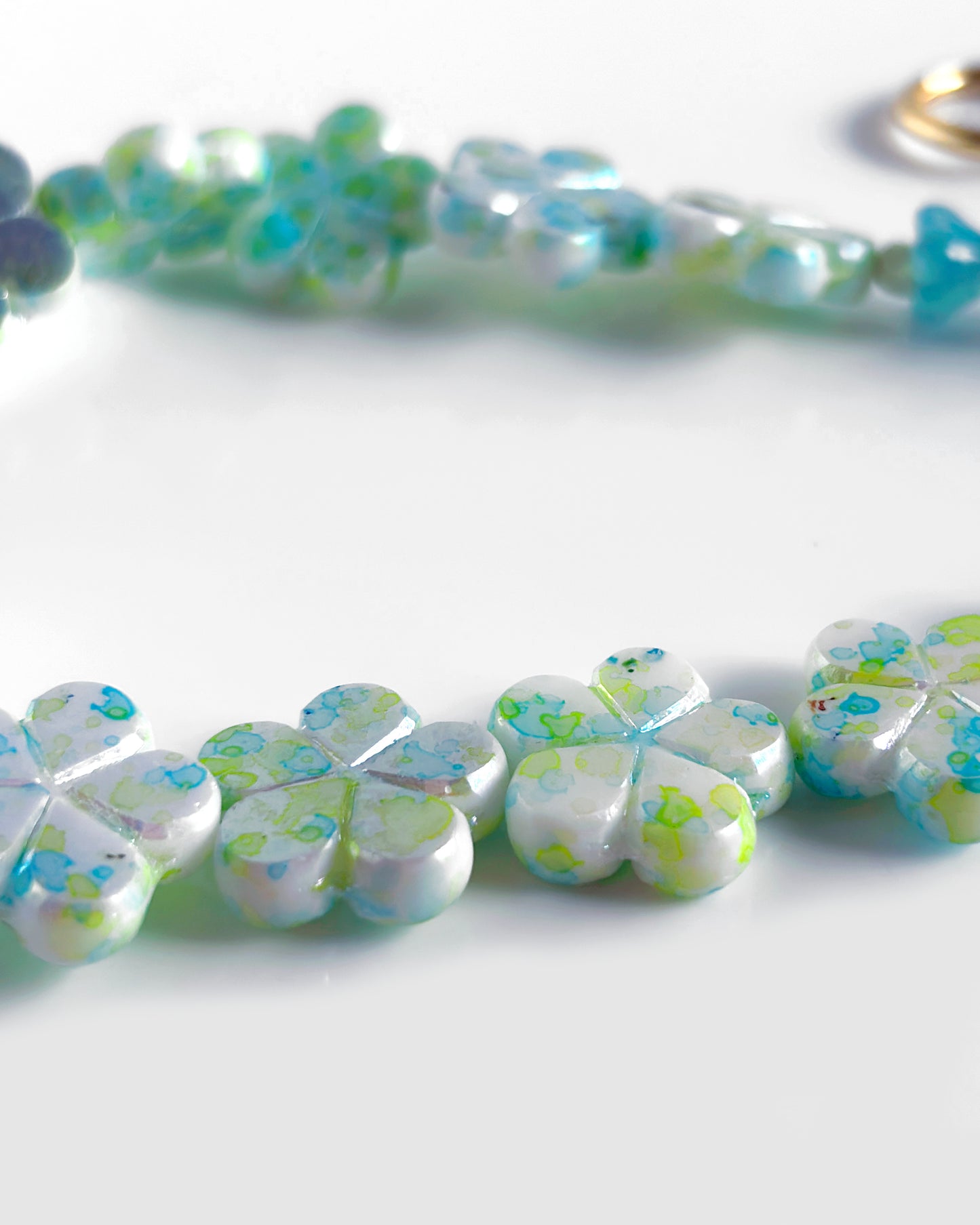 Collar-choker floral turquesa y verde agua efecto espejo