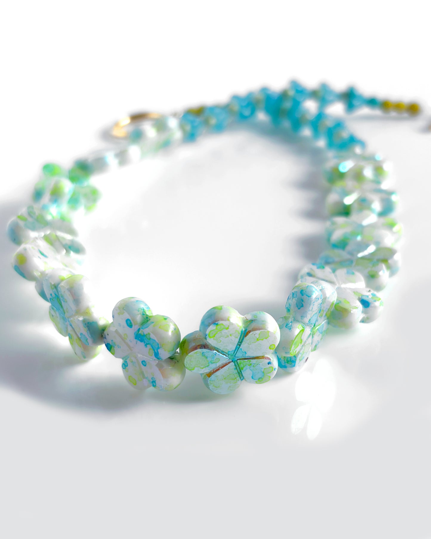 Collar-choker floral turquesa y verde agua efecto espejo