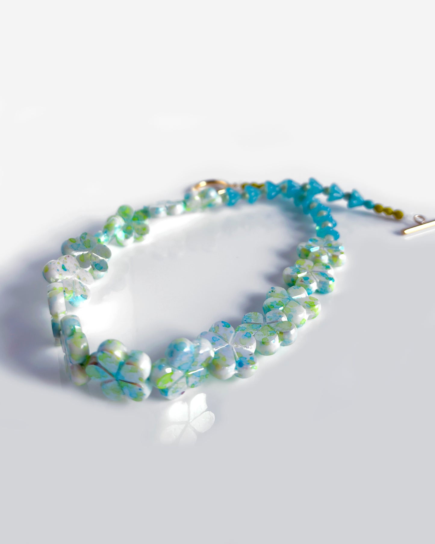 Collar-choker floral turquesa y verde agua efecto espejo