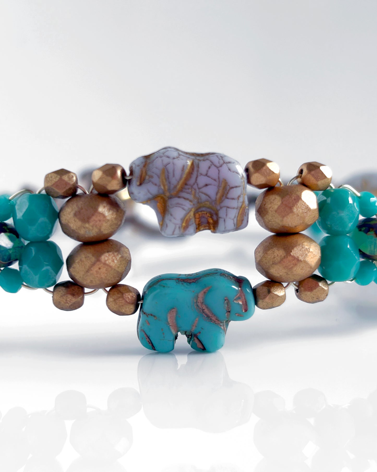 Choker boho con cristales turquesas y elefantes