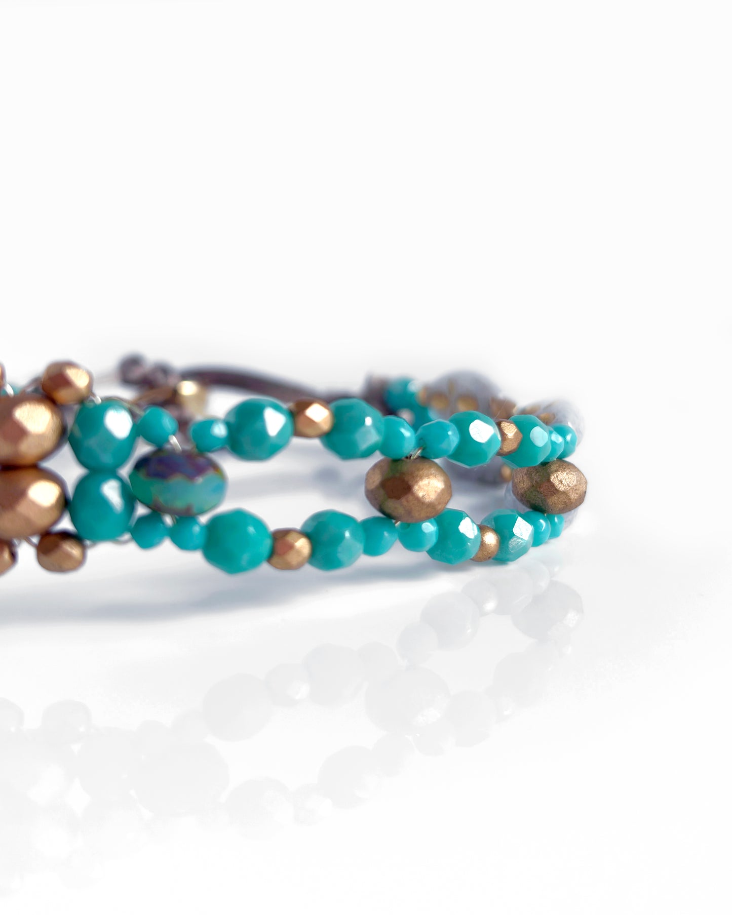 Choker boho con cristales turquesas y elefantes