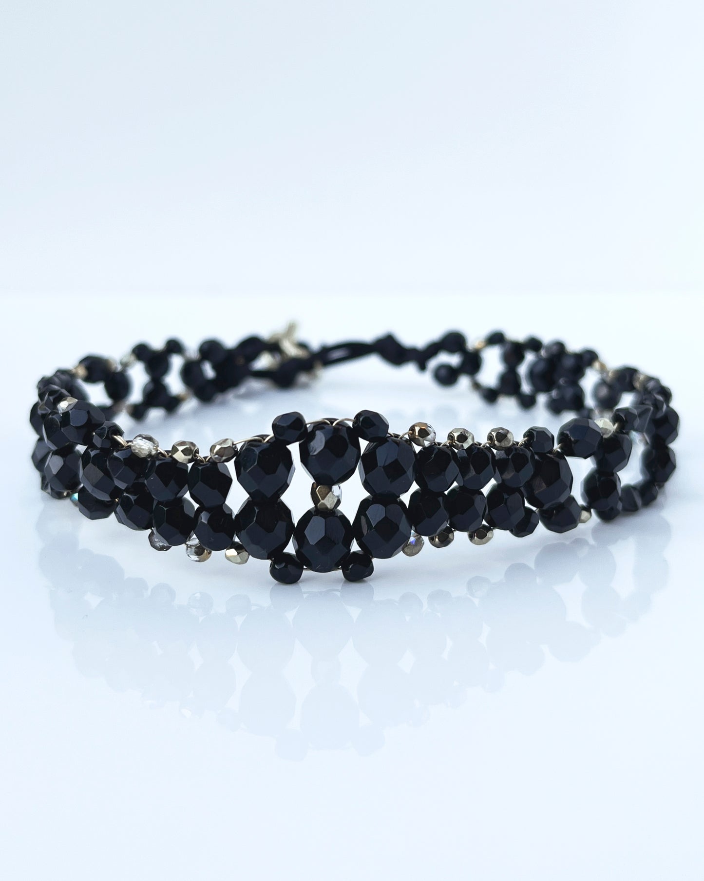 Choker de cristales negros y dorado brillo