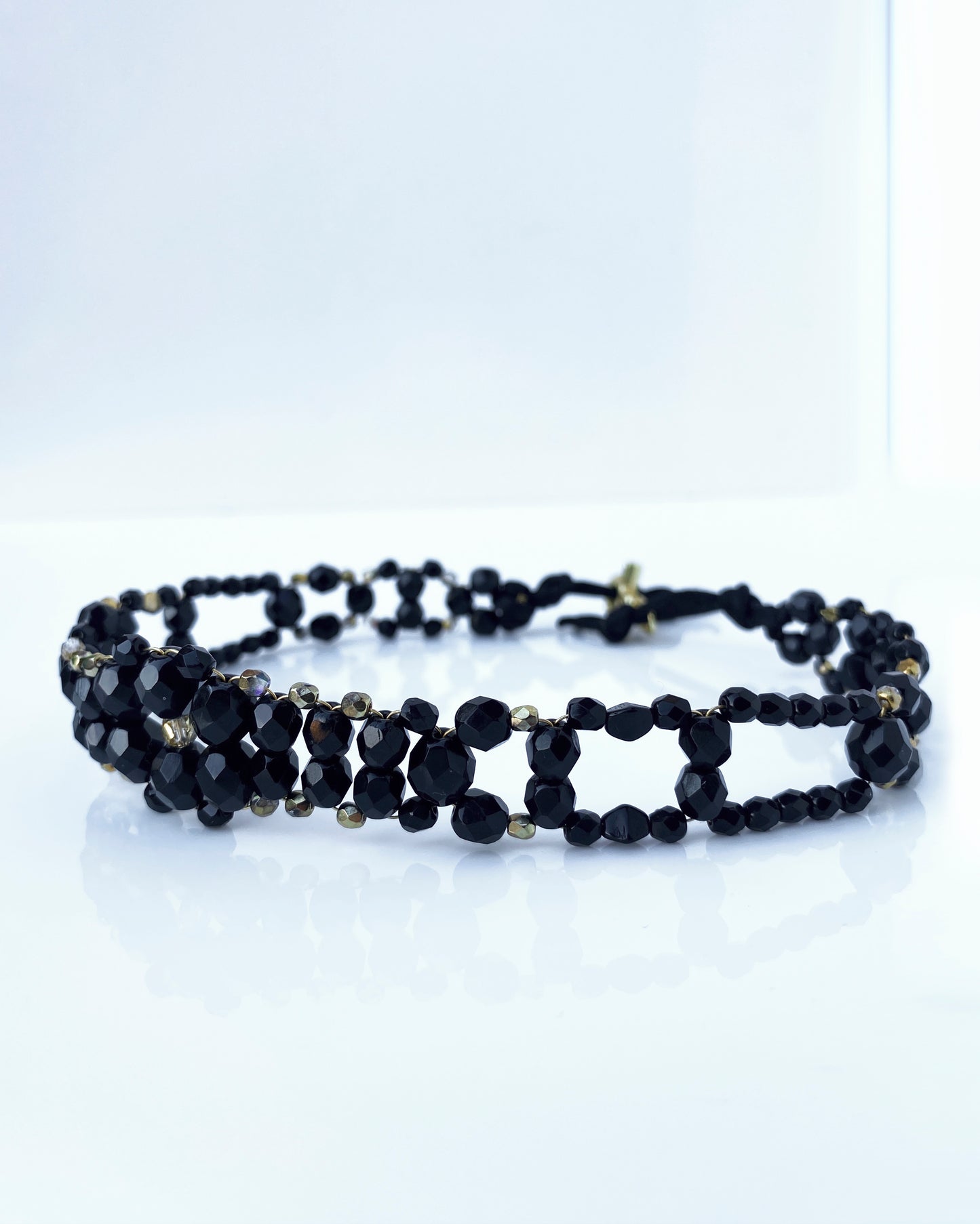 Choker de cristales negros y dorado brillo