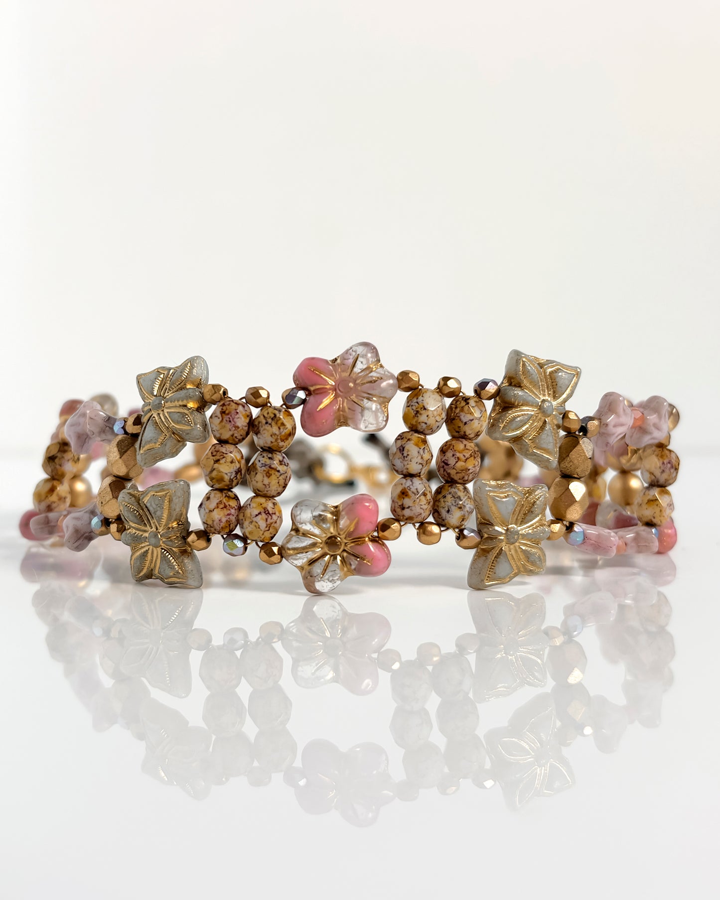 Choker Fiori rosa pastel con cristales dorados, diseño floral artesanal