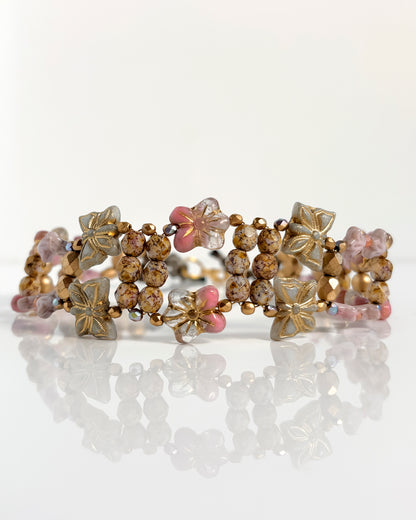 Choker Fiori rosa pastel con cristales dorados, diseño floral artesanal