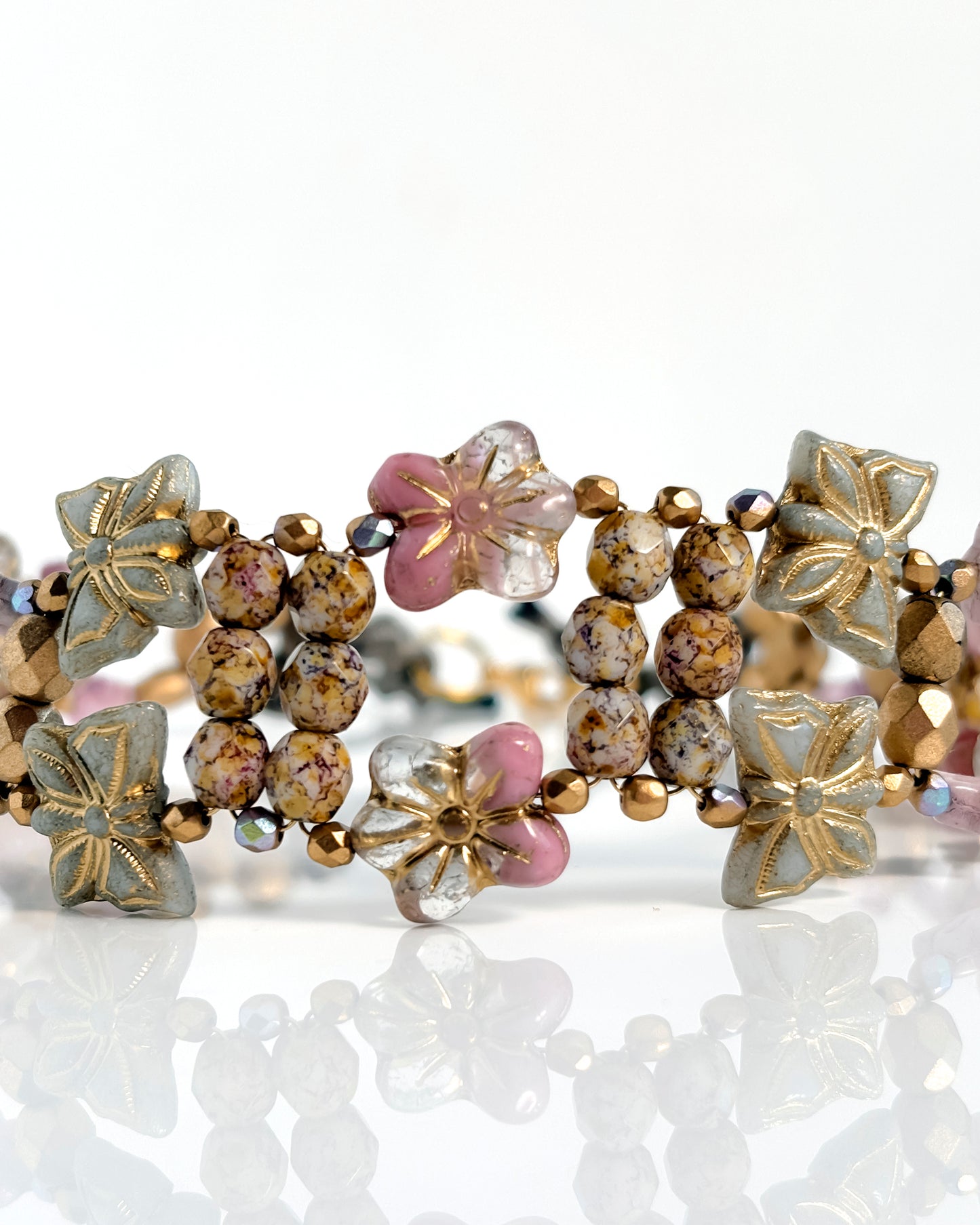 Choker Fiori rosa pastel con cristales dorados