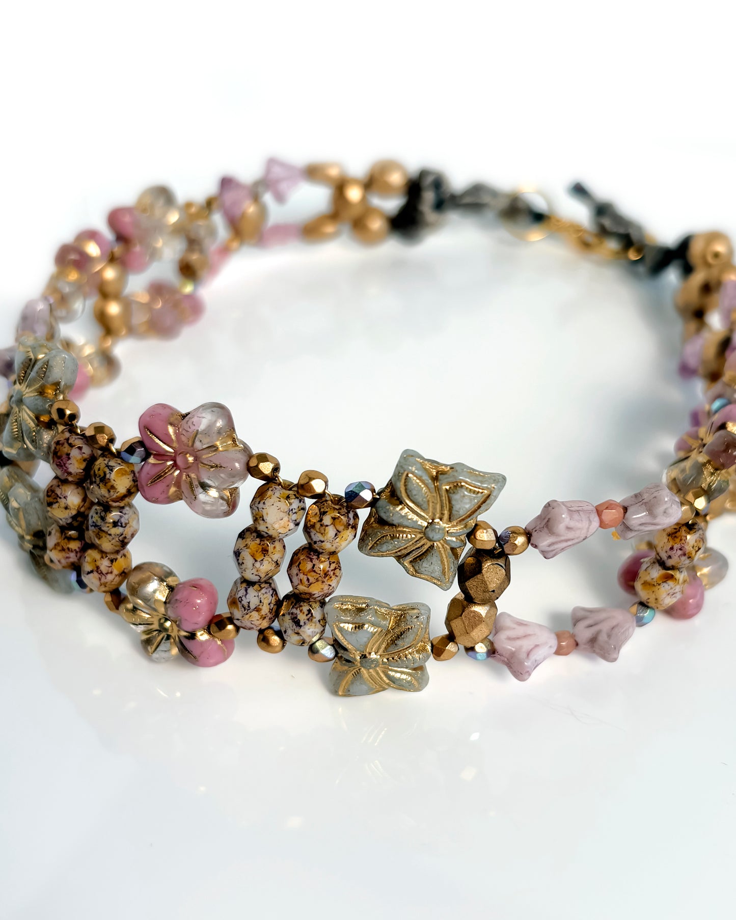 Choker Fiori rosa pastel con cristales dorados