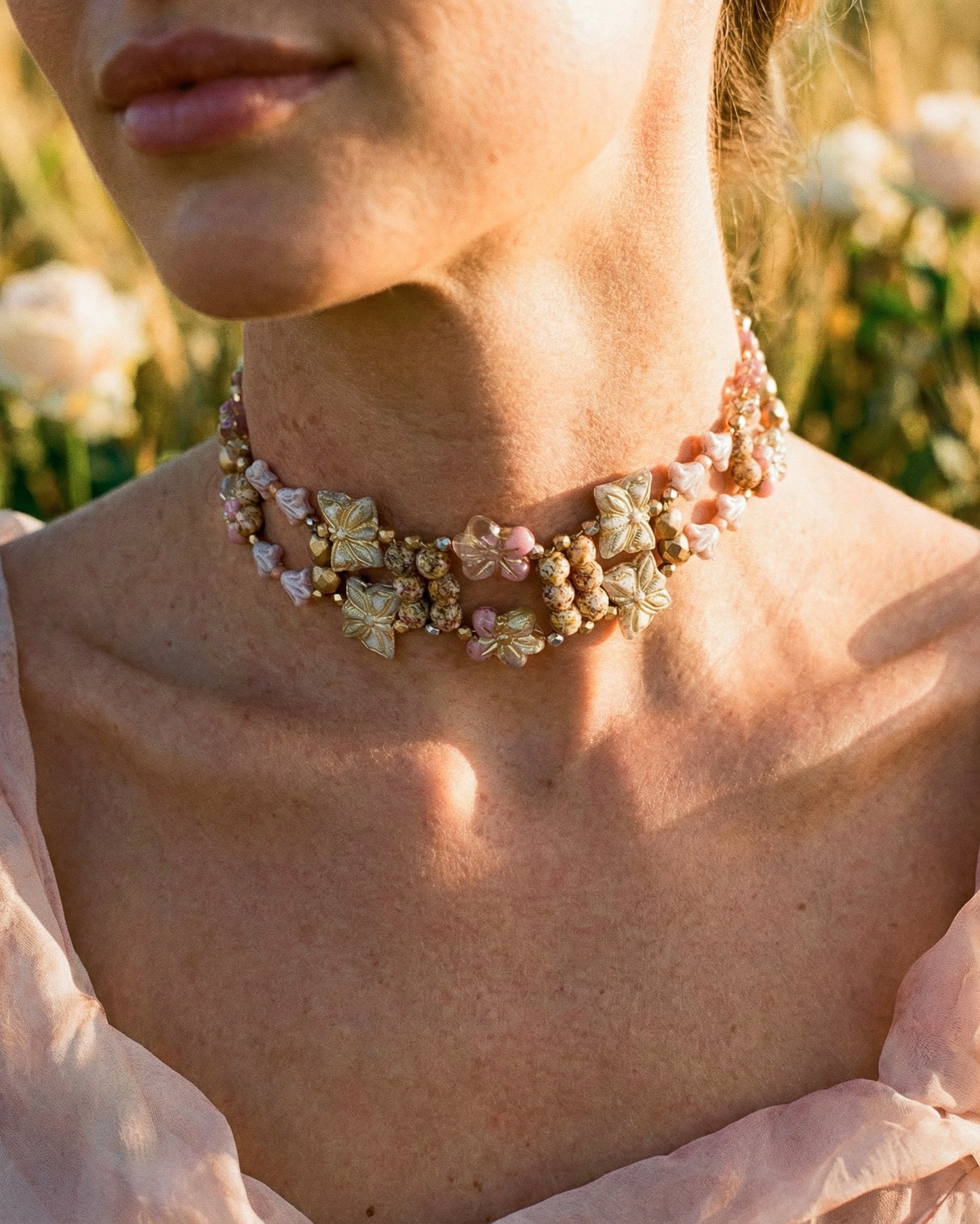 Choker Fiori rosa pastel con cristales dorados