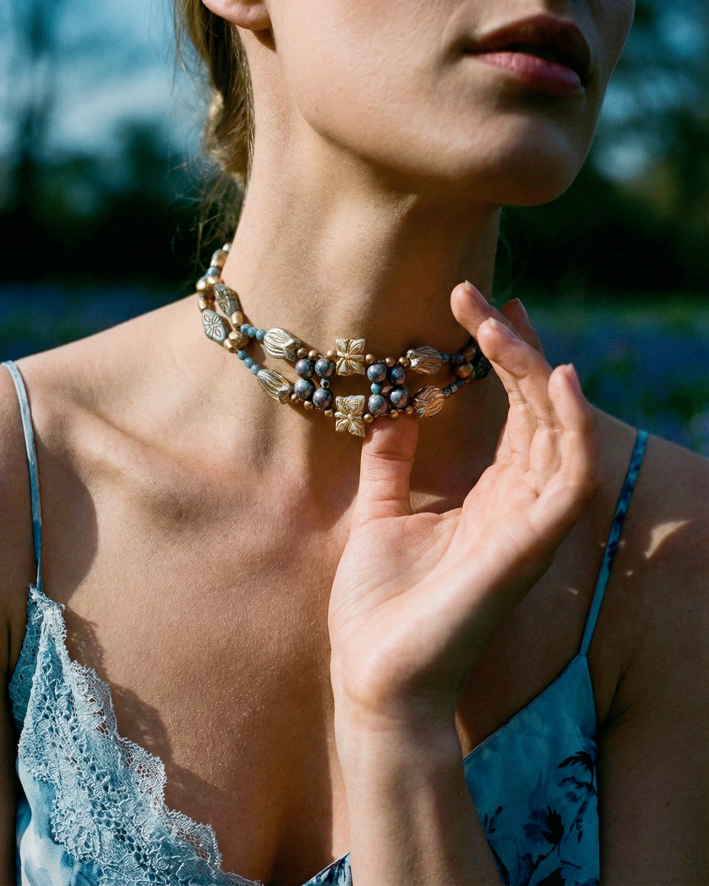 Choker Fiori con cristales azul celeste