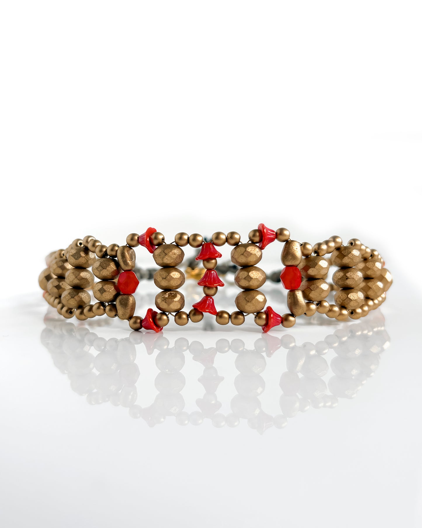 Choker Fiori con cristales coral y dorado, diseño floral artesanal