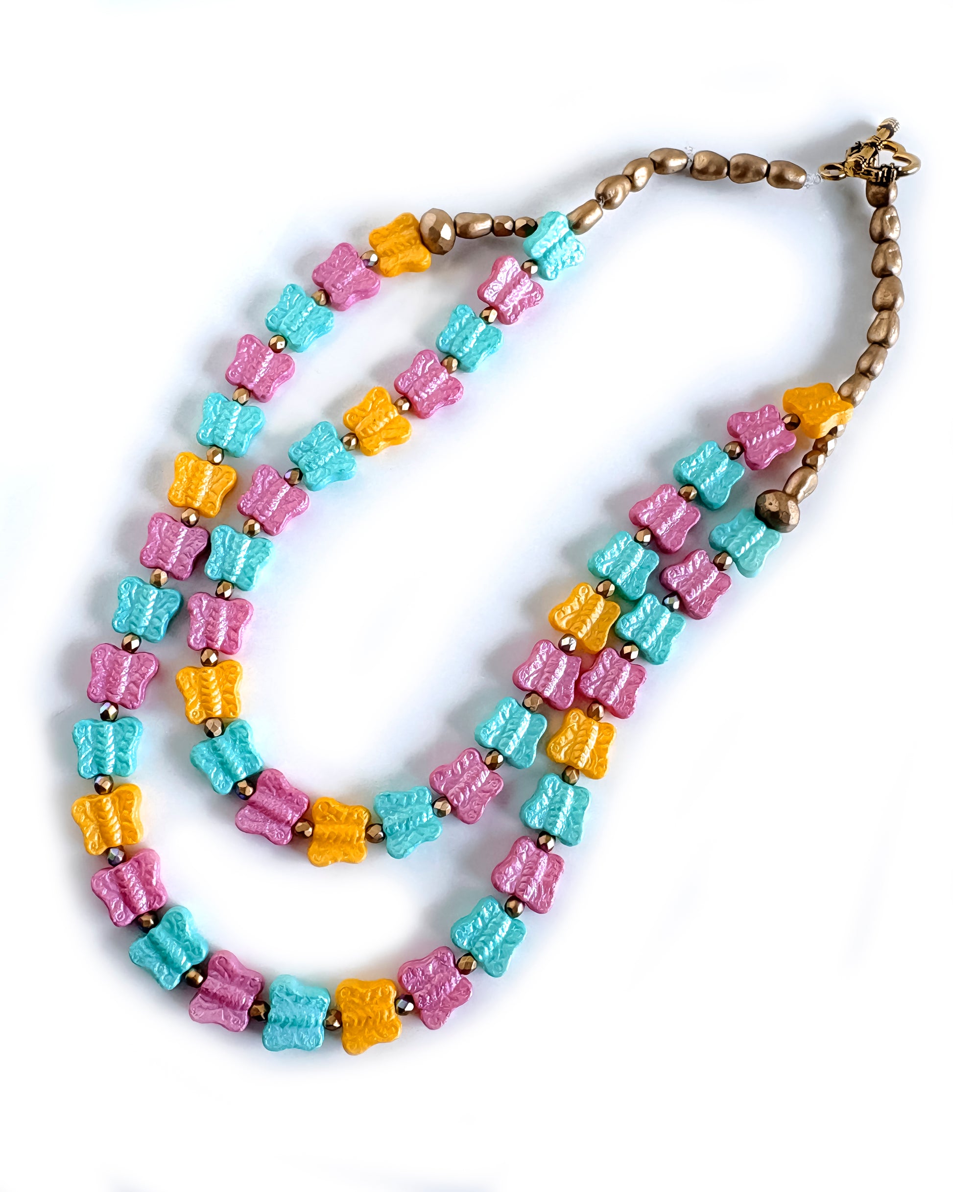Collar Papillon Pastel de dos vueltas con pequeñas mariposas de cristal en tonos turquesa, rosa pastel y amarillo suave