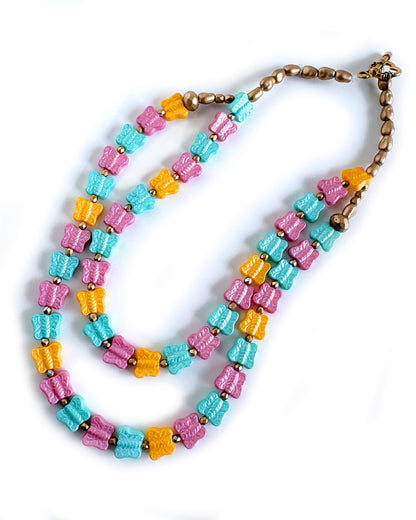 Collar Papillon Pastel de dos vueltas con pequeñas mariposas de cristal en tonos turquesa, rosa pastel y amarillo suave