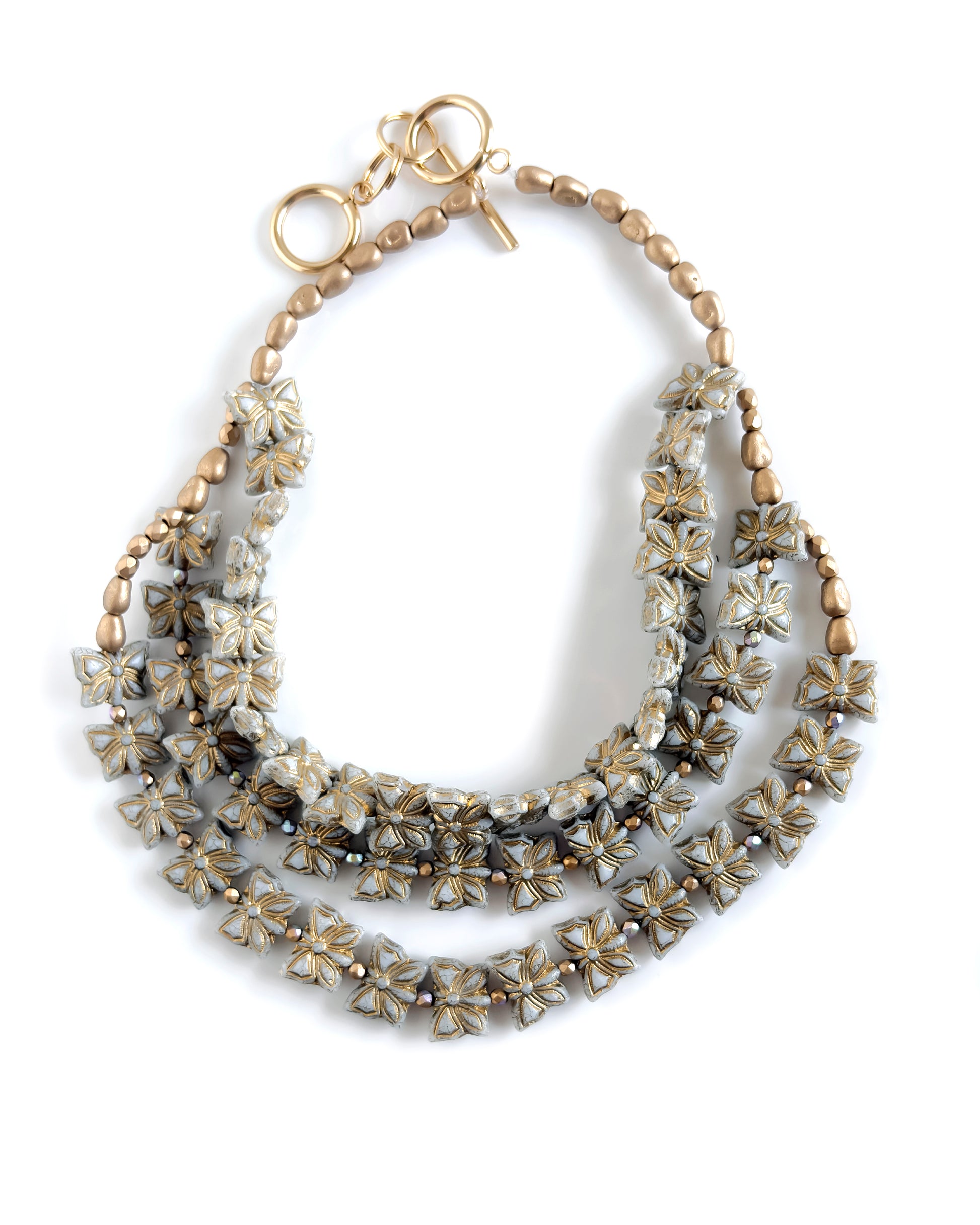 Collar Papillon Blanc de tres vueltas con mariposas de cristal blanco y detalles dorados