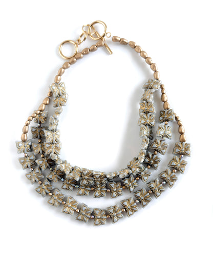 Collar Papillon Blanc de tres vueltas con mariposas de cristal blanco y detalles dorados