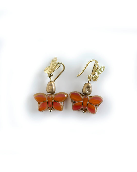 Pendientes Papillon Coral con mariposas de cristal en tonos coral, rosa salmón y matices dorados