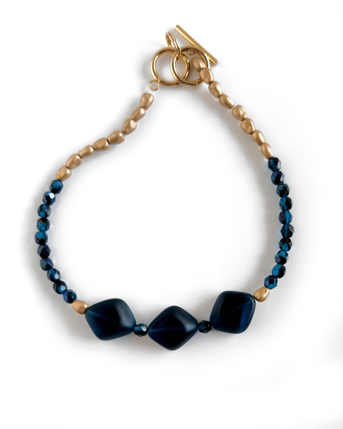 Collar Piedras Azul Noche con tres cristales semitransparentes en azul profundo y cristal de Bohemia