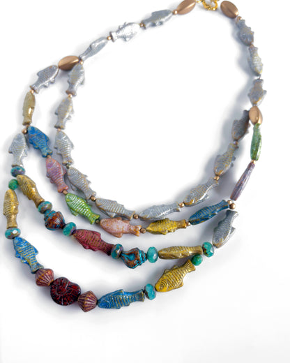 Collar boho con cristales de peces de colores