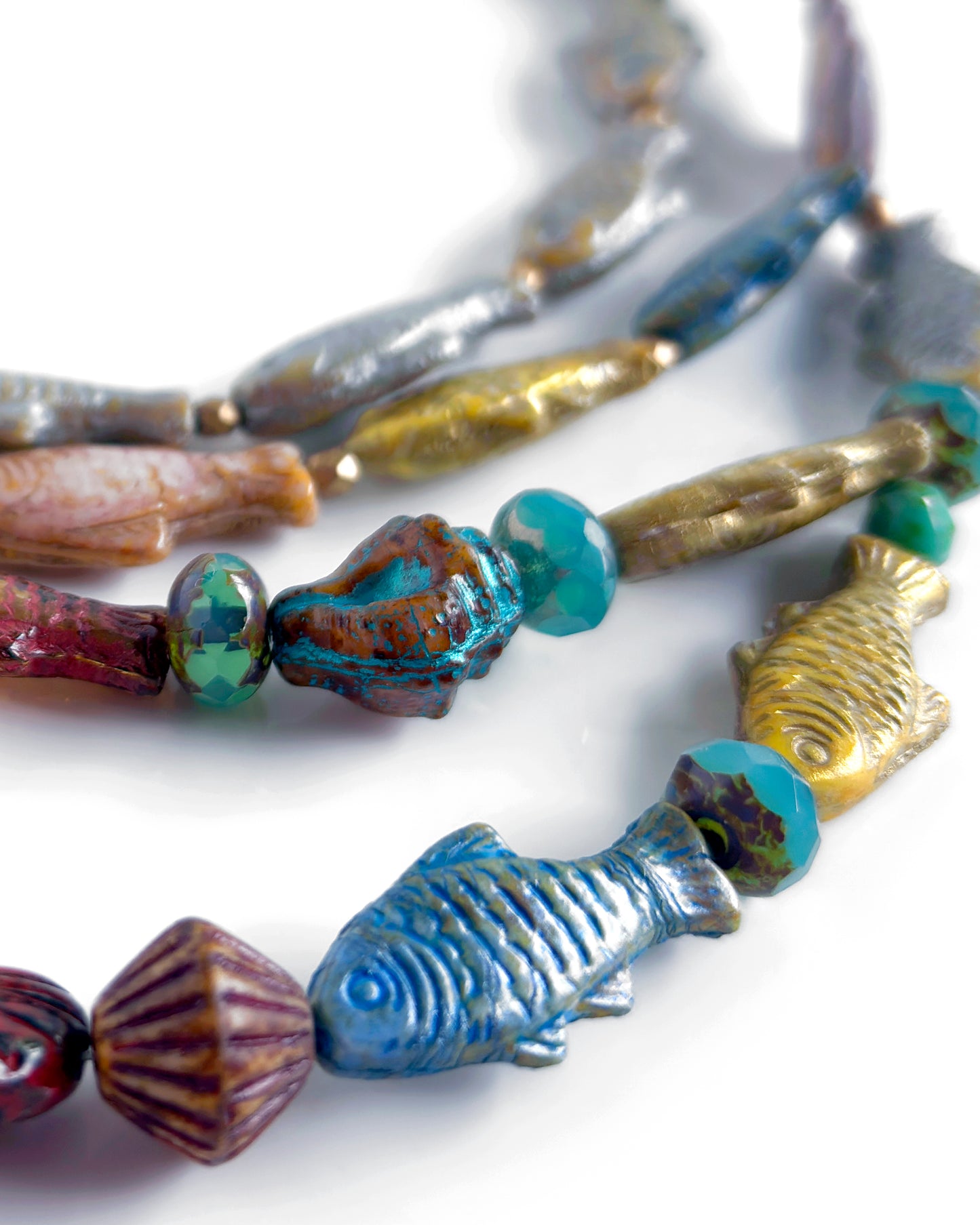 Collar boho con cristales de peces de colores