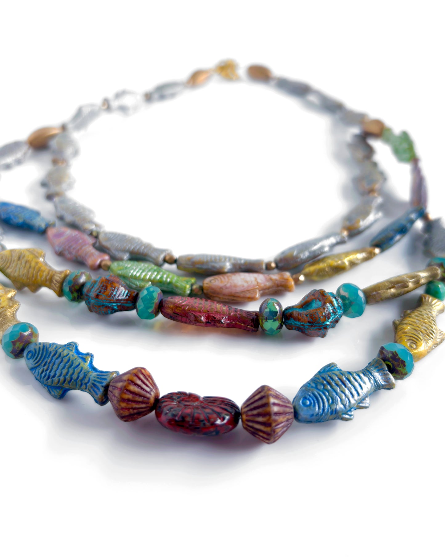 Collar boho con cristales de peces de colores