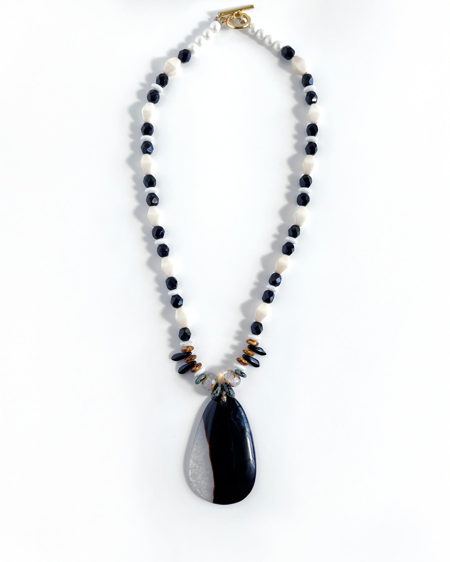 Collar colgante Ágata plana negra y blanca colección CALA TERRA