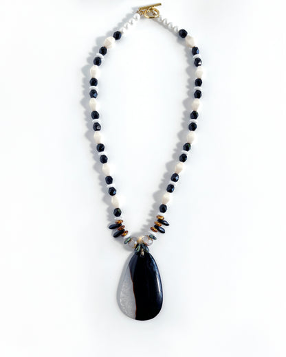 Collar colgante Ágata plana negra y blanca colección CALA TERRA