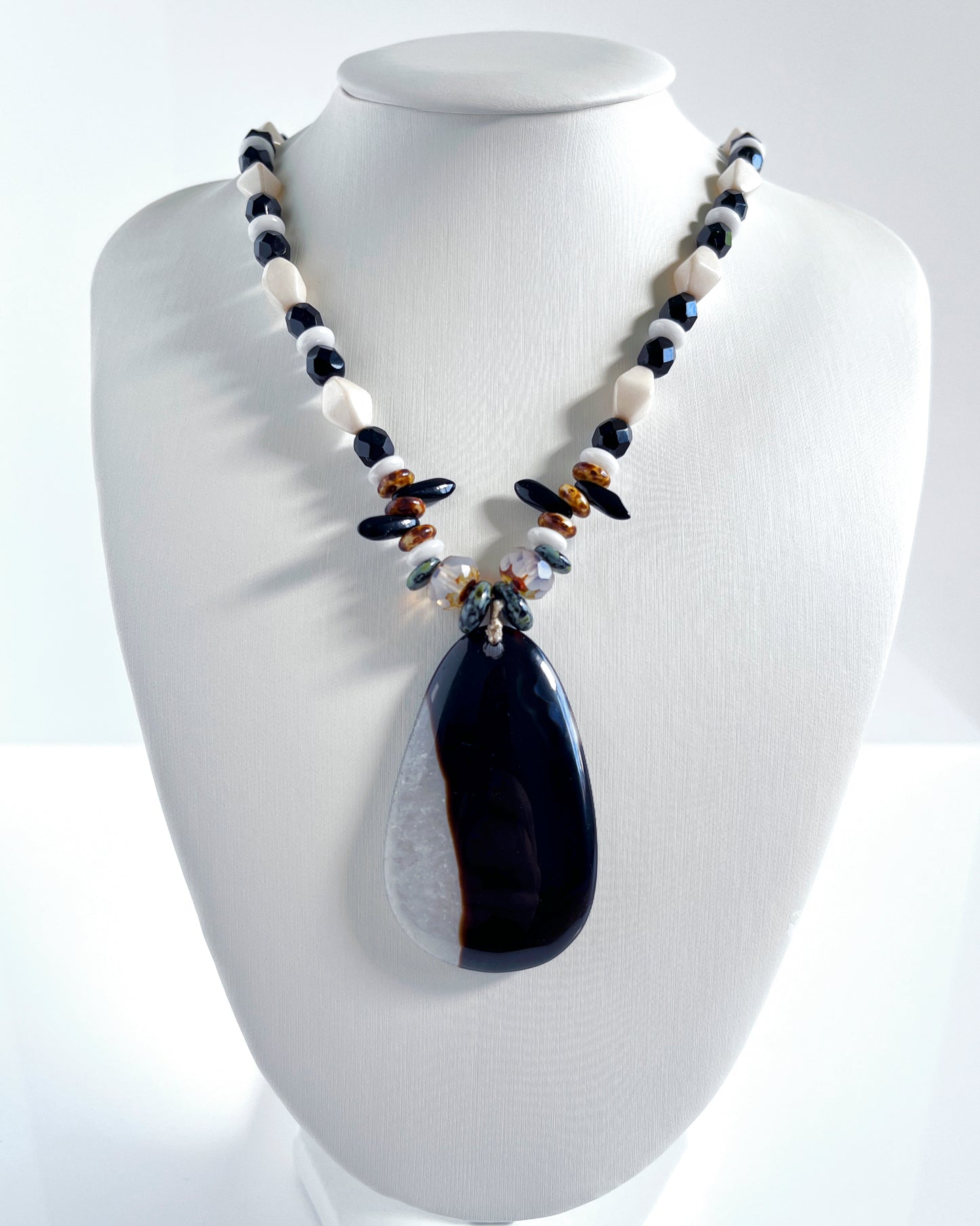 Collar colgante Ágata plana negra y blanca colección CALA TERRA
