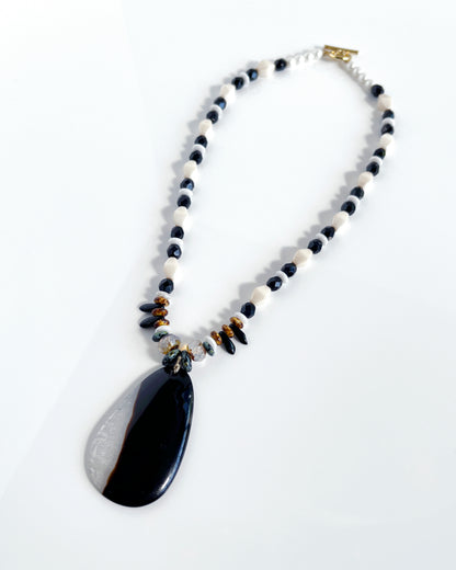 Collar colgante Ágata plana negra y blanca colección CALA TERRA