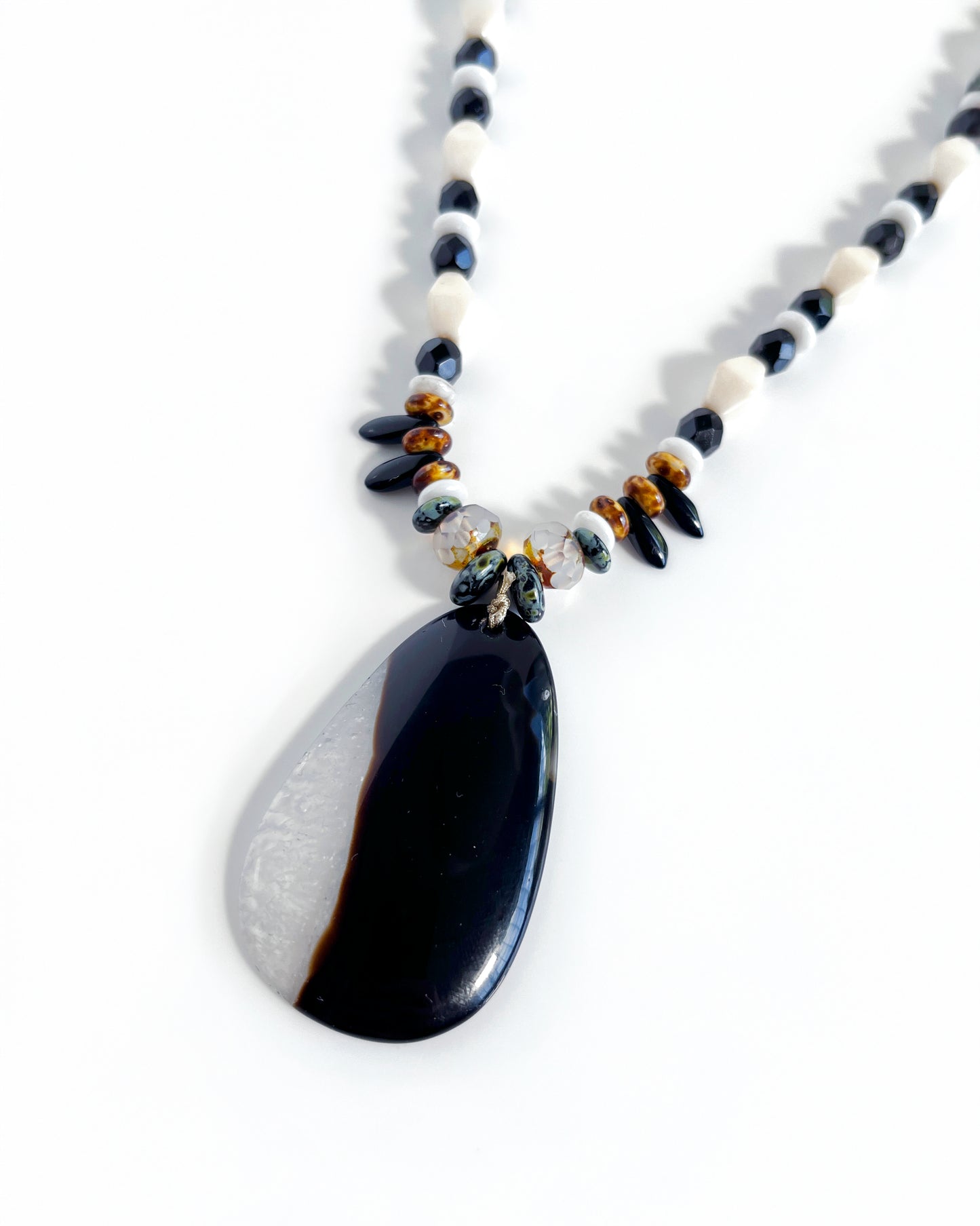 Collar colgante Ágata plana negra y blanca colección CALA TERRA