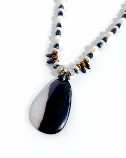 Collar colgante Ágata plana negra y blanca colección CALA TERRA