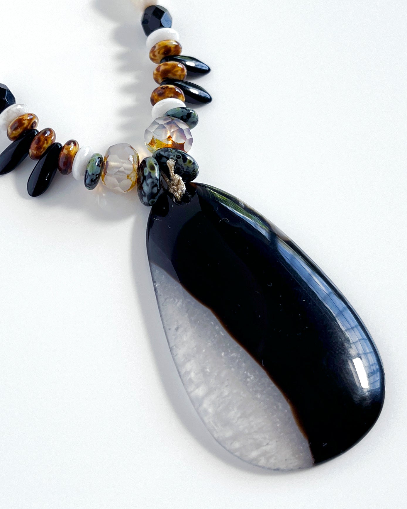 Collar colgante Ágata plana negra y blanca colección CALA TERRA
