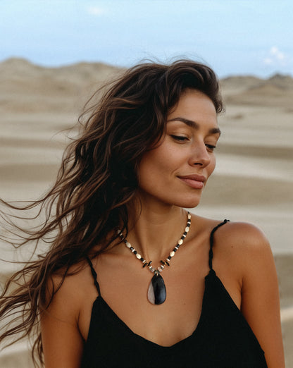 Collar colgante Ágata plana negra y blanca colección CALA TERRA