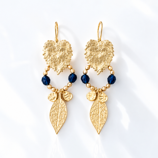 Pendientes Hojas Arándanos dorados con cristales azul noche y hojas decorativas, 7 cm.

