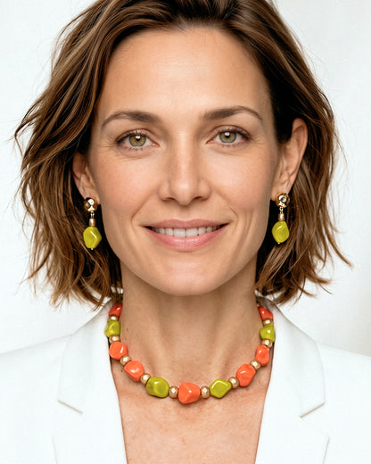 Modelo luciendo el Collar Coral Pistacho con cristales en tonos coral y verde pistacho