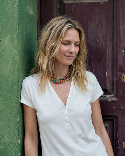 collar frutas multicolor en look verano