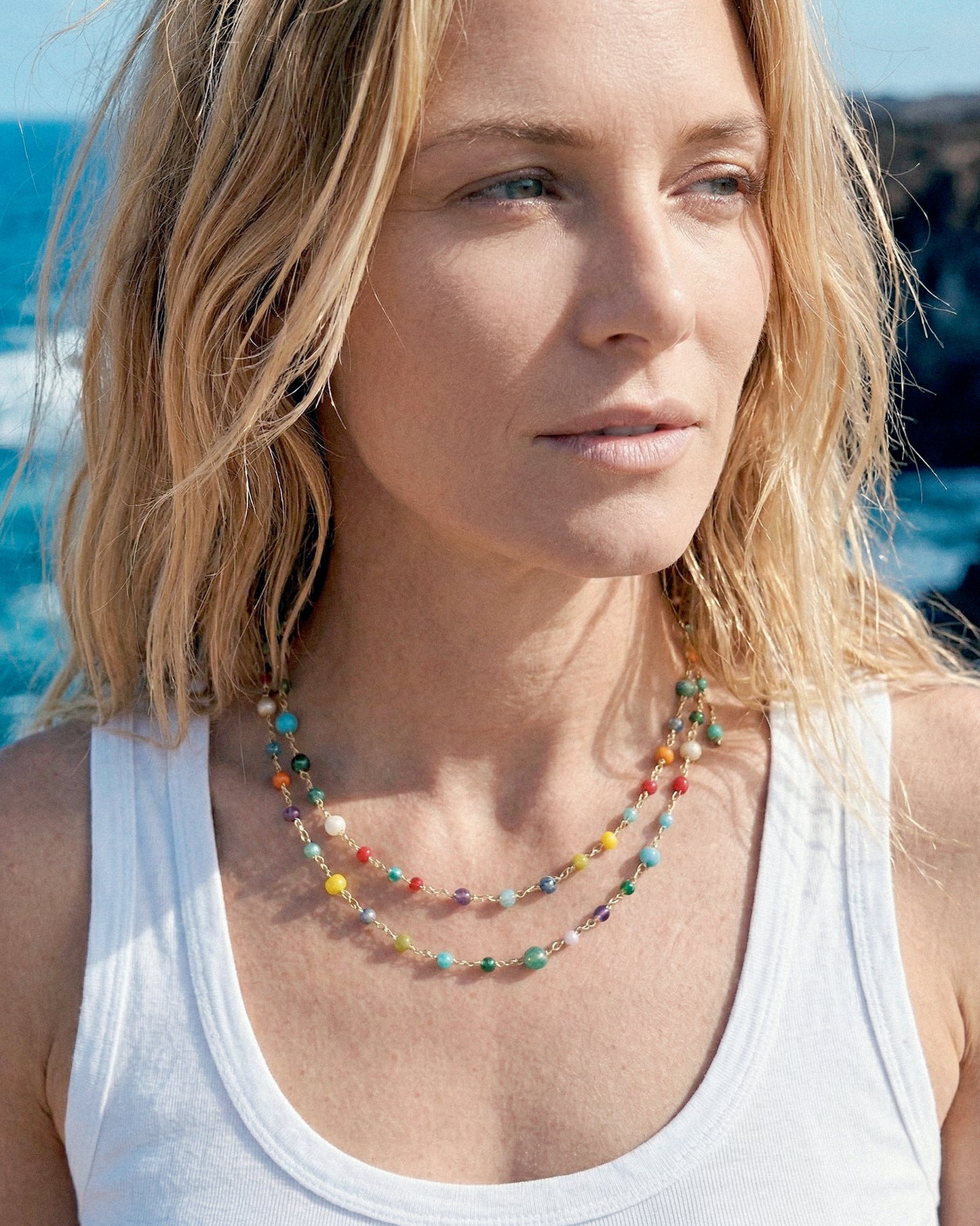 Collar largo de crochet con pequeños cristales de colores en look boho casual y ligero