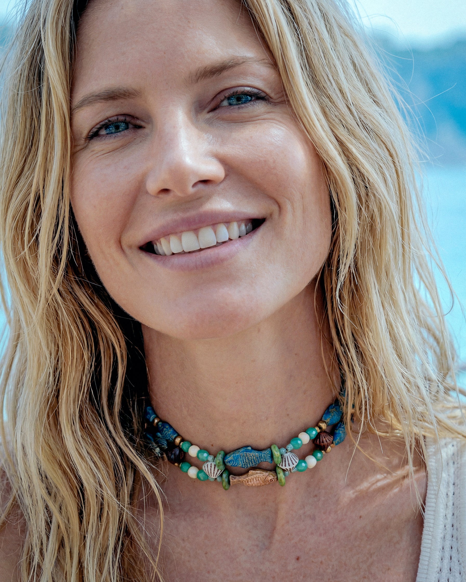choker boho peces azul beige con cristales turquesa joyeria artesanal