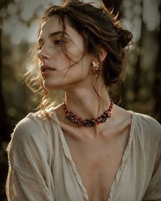 Modelo luciendo el choker Papillon Terracotta de mariposas de cristales de Bohemia en tonos terracota
