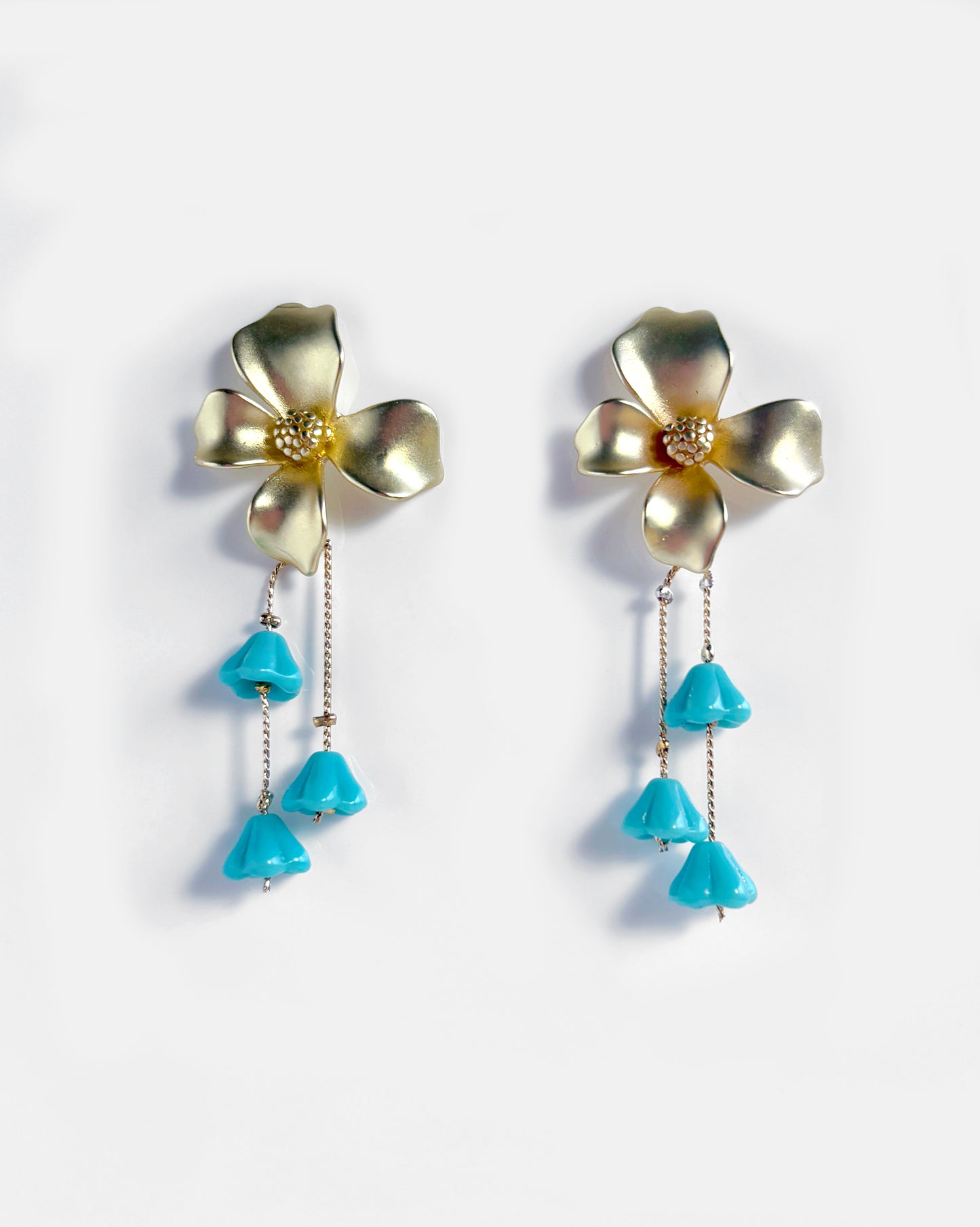 Pendientes flor con cristales turquesa y cadena dorada diseño elegante
