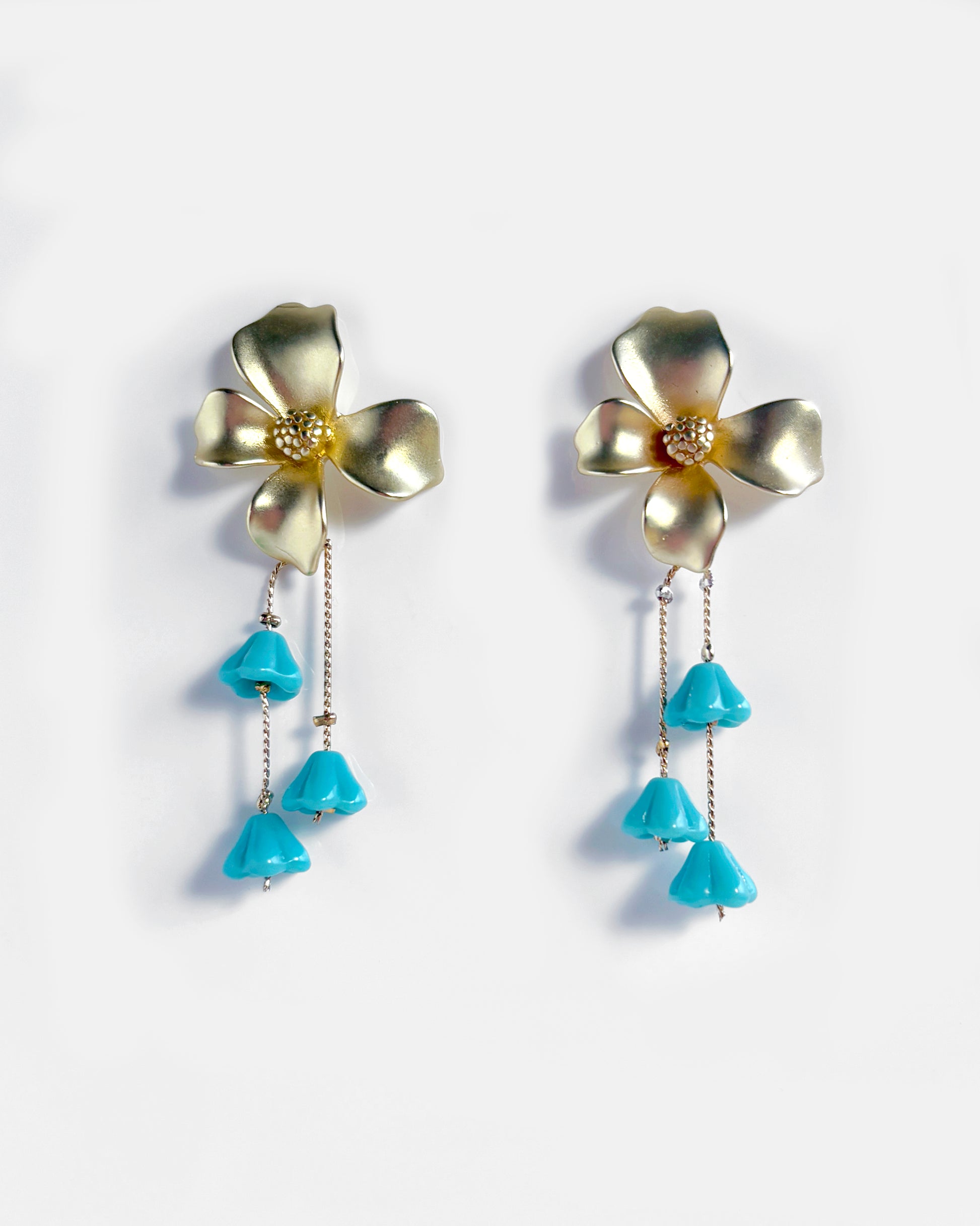 Pendientes flor con cristales turquesa y cadena dorada diseño elegante
