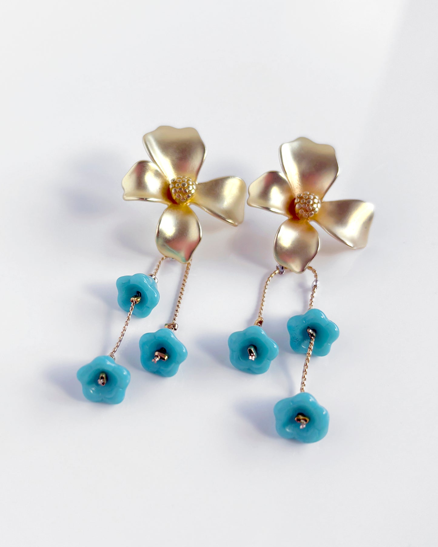 Flower earrings with turquoise crystals and gold chain