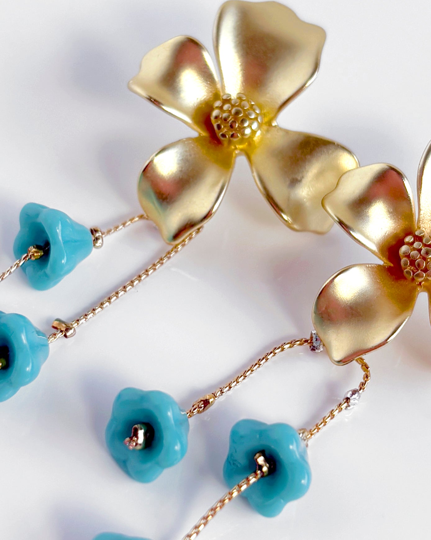 Flower earrings with turquoise crystals and gold chain