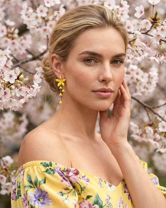 pendientes lirio amarillos con cristales en modelo invitada elegante