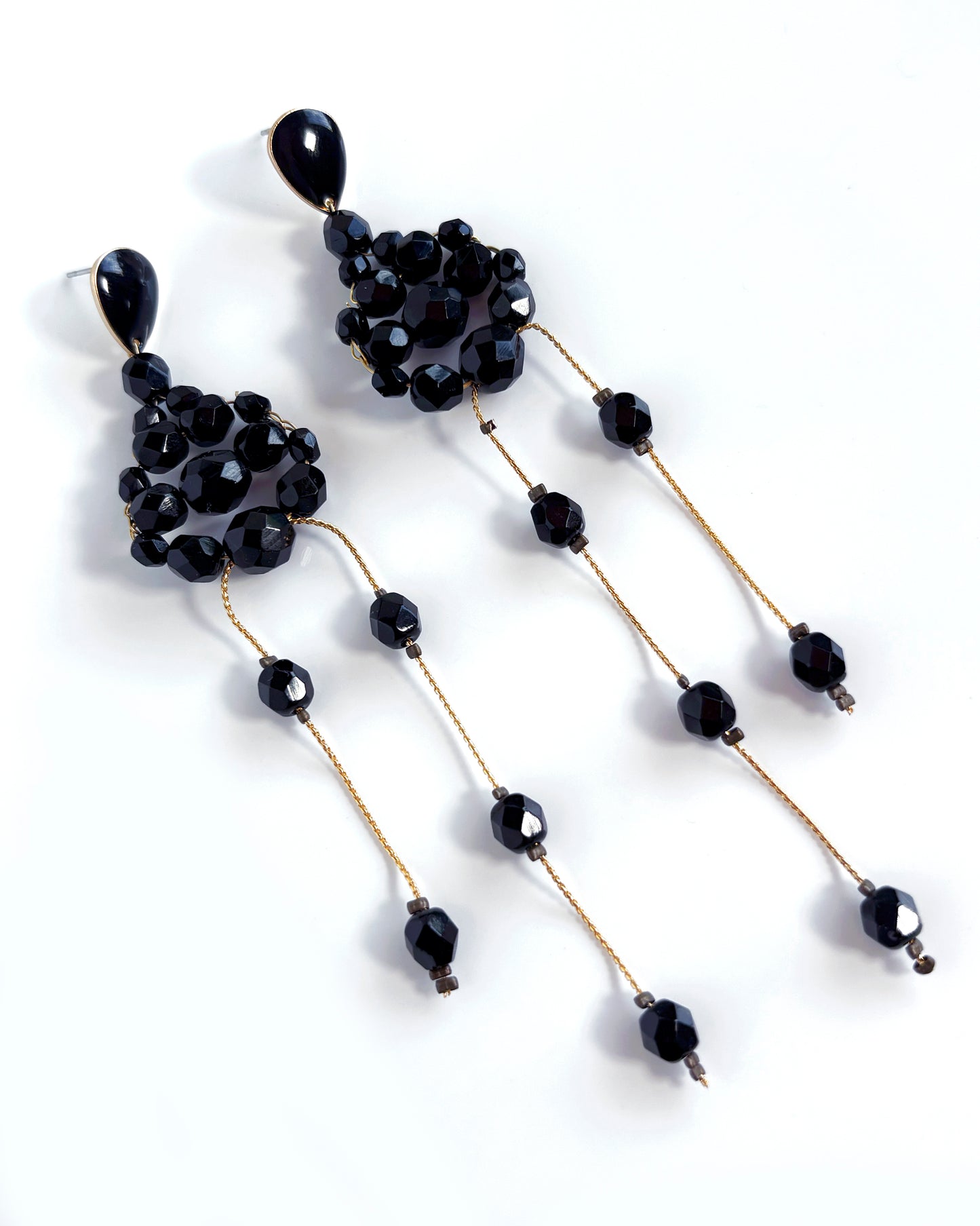 Velada earrings with shiny black crystals