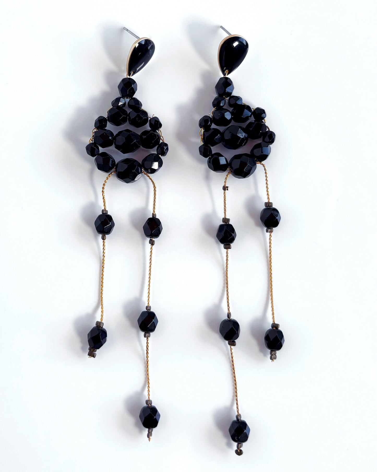 Velada earrings with shiny black crystals