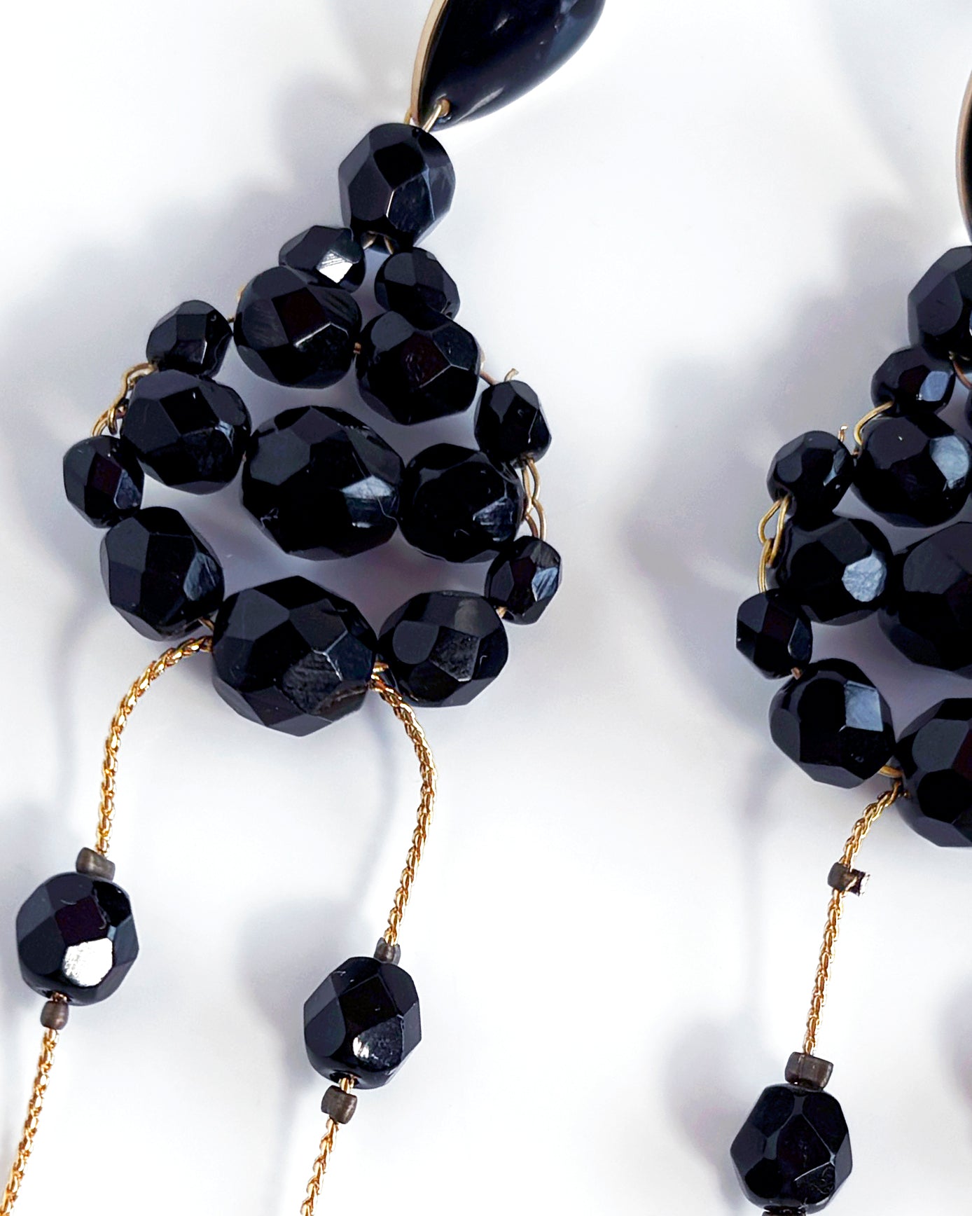 Velada earrings with shiny black crystals