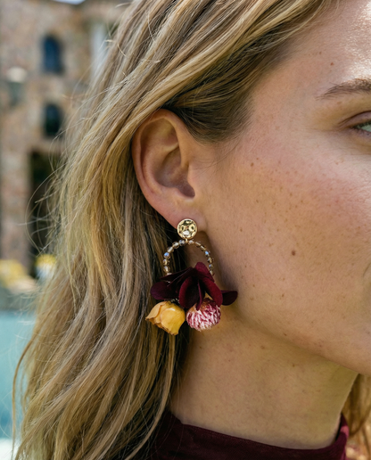 Pendientes Flores naturales con cristales mostaza y granate